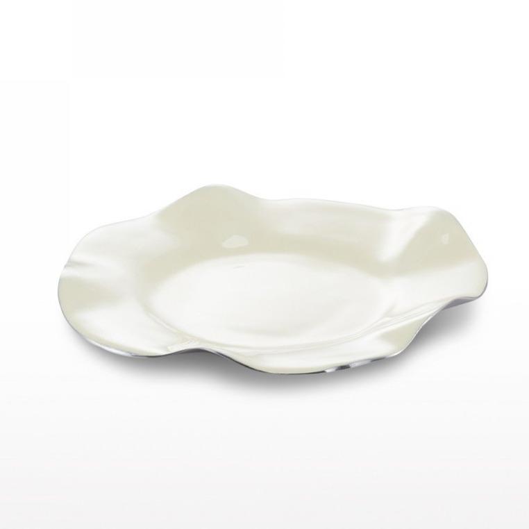 Ruffled Plates by Lunares - Resonant